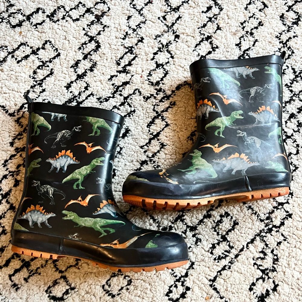 H&M boy rain boots dinosaur size 2US